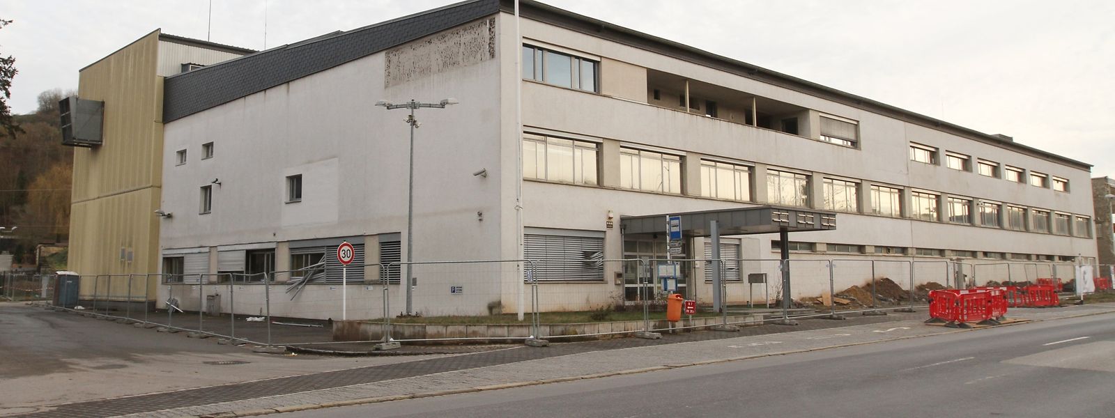 Knapp 60 Jahre prägte das gedrungene Gebäude der Zigarettenfabrik Lorillard Ettelbrück. Nun wird es abgerissen.