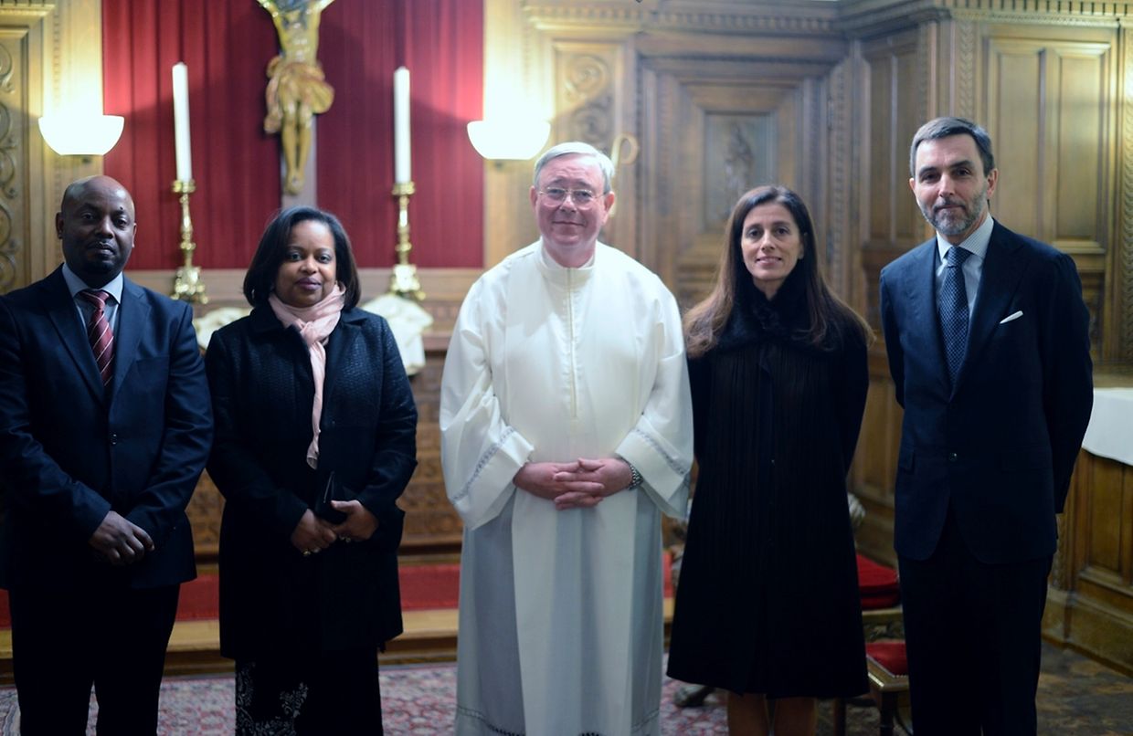 Jean-Claude Hollerich ladeado pelo embaixador de Cabo Verde (esq.) e a mulher e pelo embaixador de Portugal, Carlos Pereira Marques e a mulher