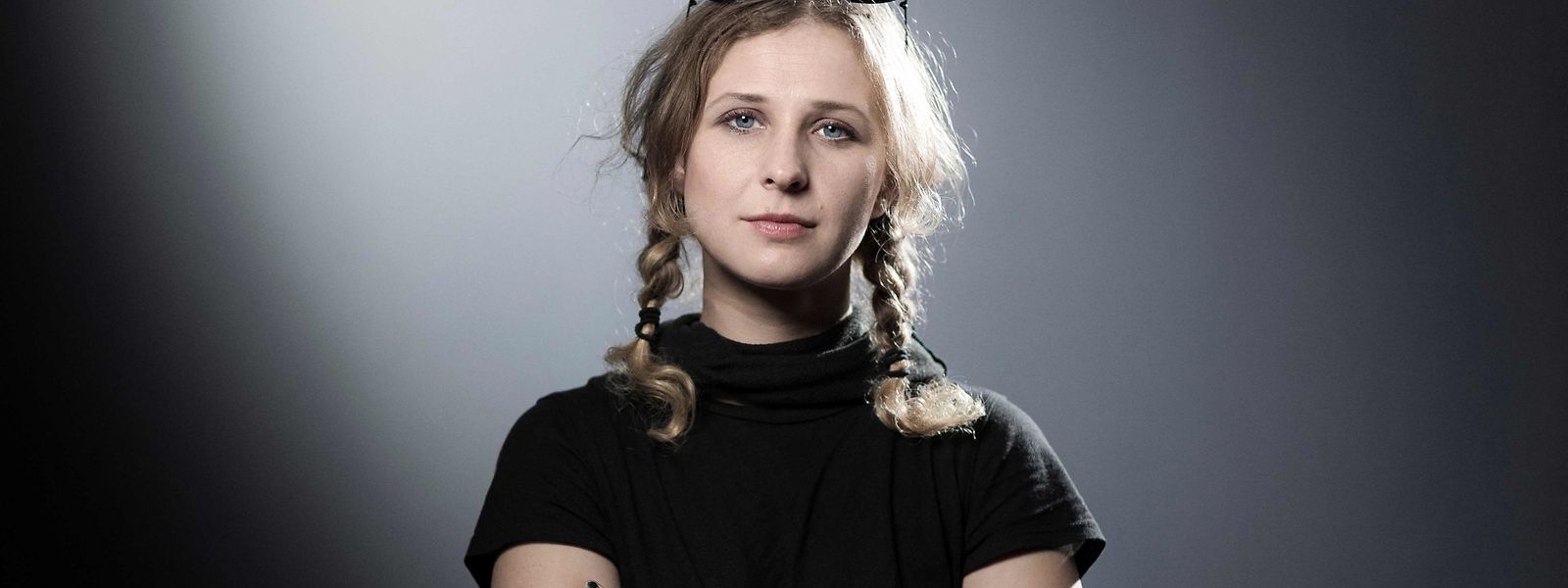 Em setembro passado, Maria Aliokhina foi condenada a um ano de "restrições" à sua liberdade (controlo judicial, recolher obrigatório noturno, proibição de sair de Moscovo) por ter convocado uma manifestação contra a prisão do principal opositor russo, Alexei Navalny.
