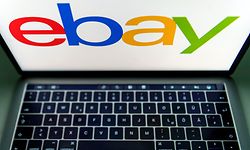ARCHIV - 11.07.2018, Sachsen, Dresden: Das Logo von Ebay wird auf dem Display eines Laptops angezeigt. (Zu dpa "Ebay steigert Erlöse deutlich - Quartalsgewinn sinkt trotzdem") Foto: Monika Skolimowska/ZB/dpa +++ dpa-Bildfunk +++