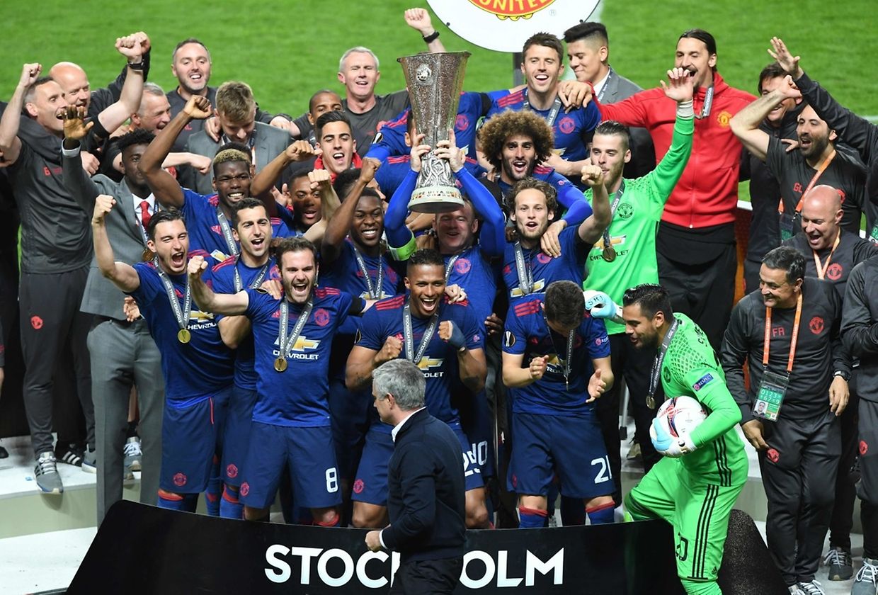 Manchester United's team celebrate with the trophy after they won the UEFA Europa League final football match Ajax Amsterdam v Manchester United on May 24, 2017 at the Friends Arena in Solna outside Stockholm. / AFP PHOTO / JANEK SKARZYNSKI