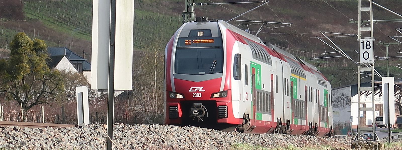 Noch verkehren die Züge zwischen Trier und Luxemburg, hier unweit von Wasserbillig, über die alte Bahnstrecke. Mit der Fertigstellung der neuen Verbindung soll sich dies ändern. 