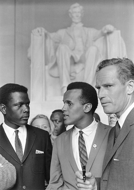 Auch außerhalb der Leinwand engagiert: Sidney Poitier (l.) mit Harry Belafonte (M.) und Charlton Heston 1963 beim "Civil Rights March" in Washington.