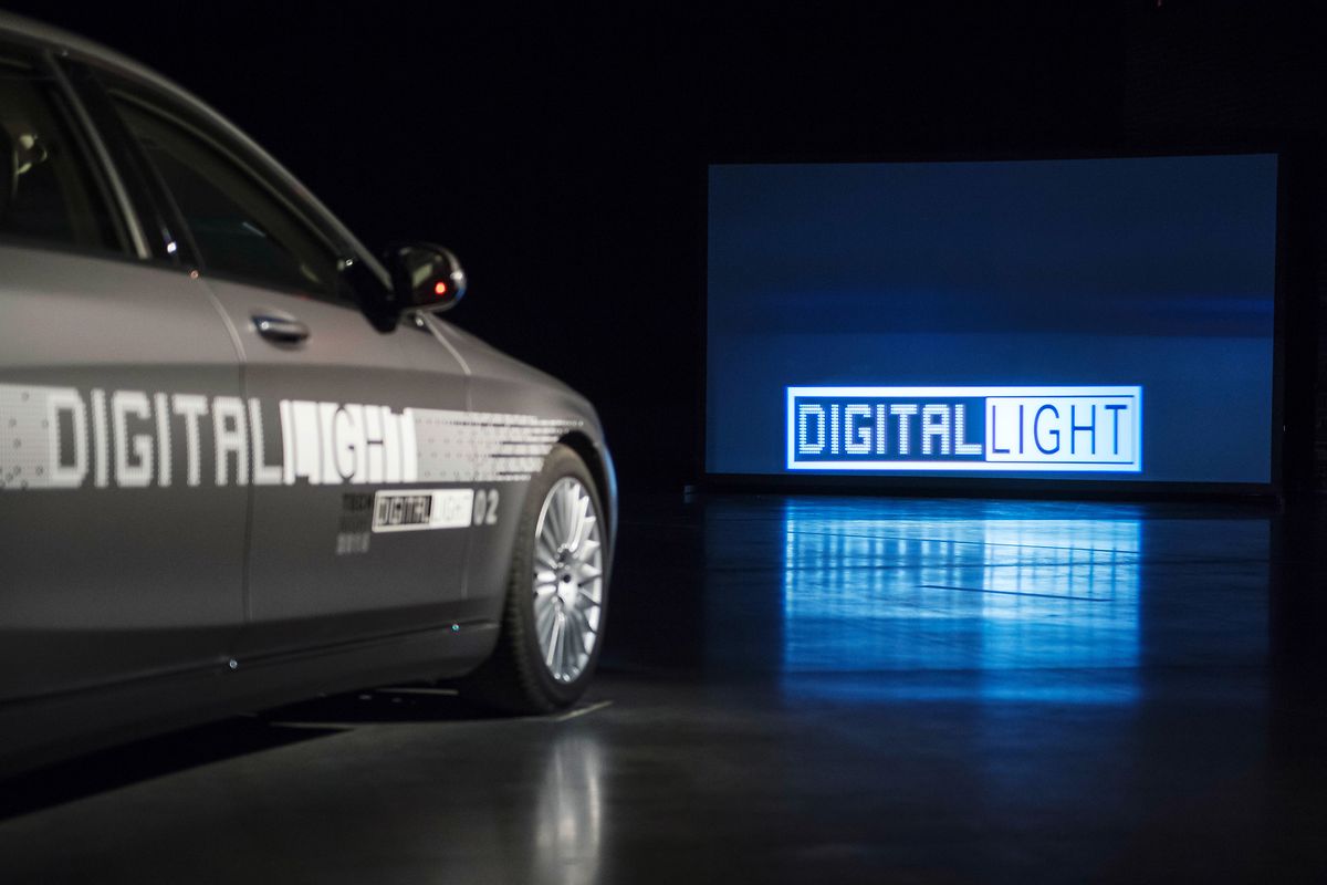 Neue Lichtsysteme weisen den Autofahrern nicht nur den Weg, sondern können auch Hinweise in grafischer Form übermitteln. 

