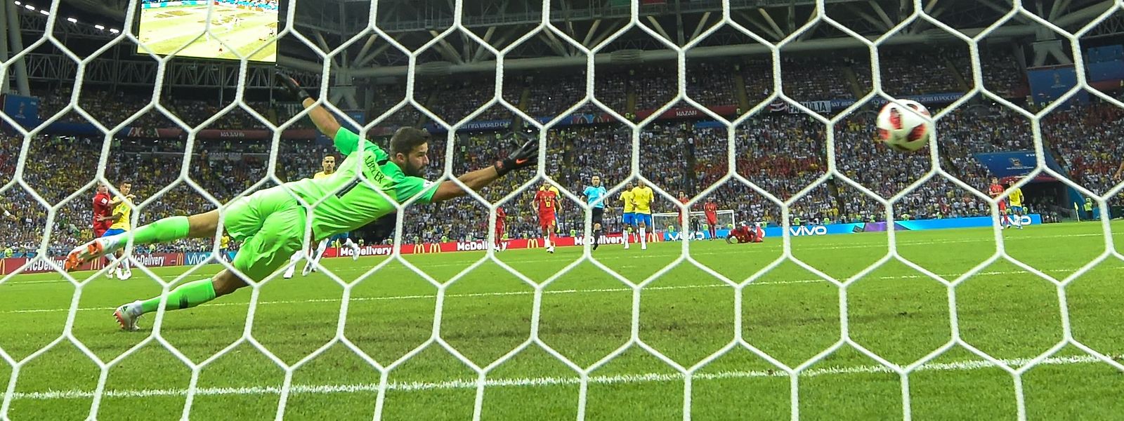 Für Alisson Becker im brasilianischen Tor ist der satte Schuss von Belgiens Kevin de Bruyne nicht zu halten.