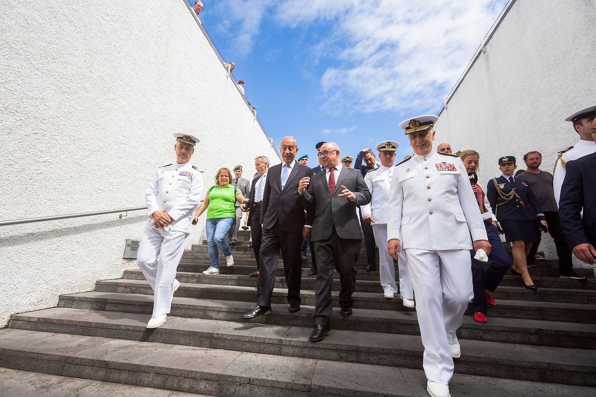 O Presidente da República, Marcelo Rebelo de Sousa (C/E), acompanhado pelo ministro da Defesa Nacional, Azeredo Lopes (C/D), participa nas comemorações do Dia de Portugal, de Camões e das Comunidades Portuguesas, nas Portas do Mar, Ponta Delgada, Açores, 9 de junho de 2018. ANTÓNIO ARAÚJO/LUSA