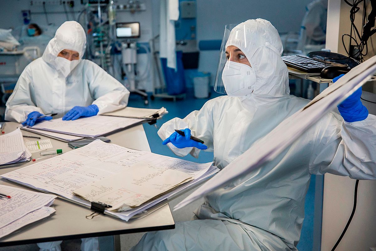 Apesar de algumas diferenças, as terapêuticas e os procedimentos para tratar os doentes graves de covid-19 praticamente não diferem entre os dois países.