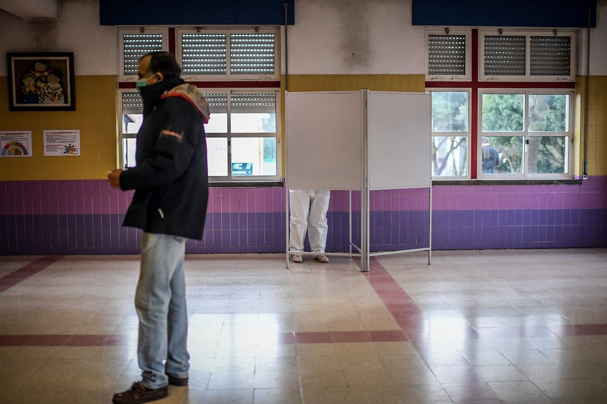 Desinfeção das mesas de voto em Telheiras, Lisboa. 