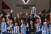 A equioa do FC Porto's em festa depois de vencer a Taça de Portugal contra o Tondela, no Estádio do Jamor.