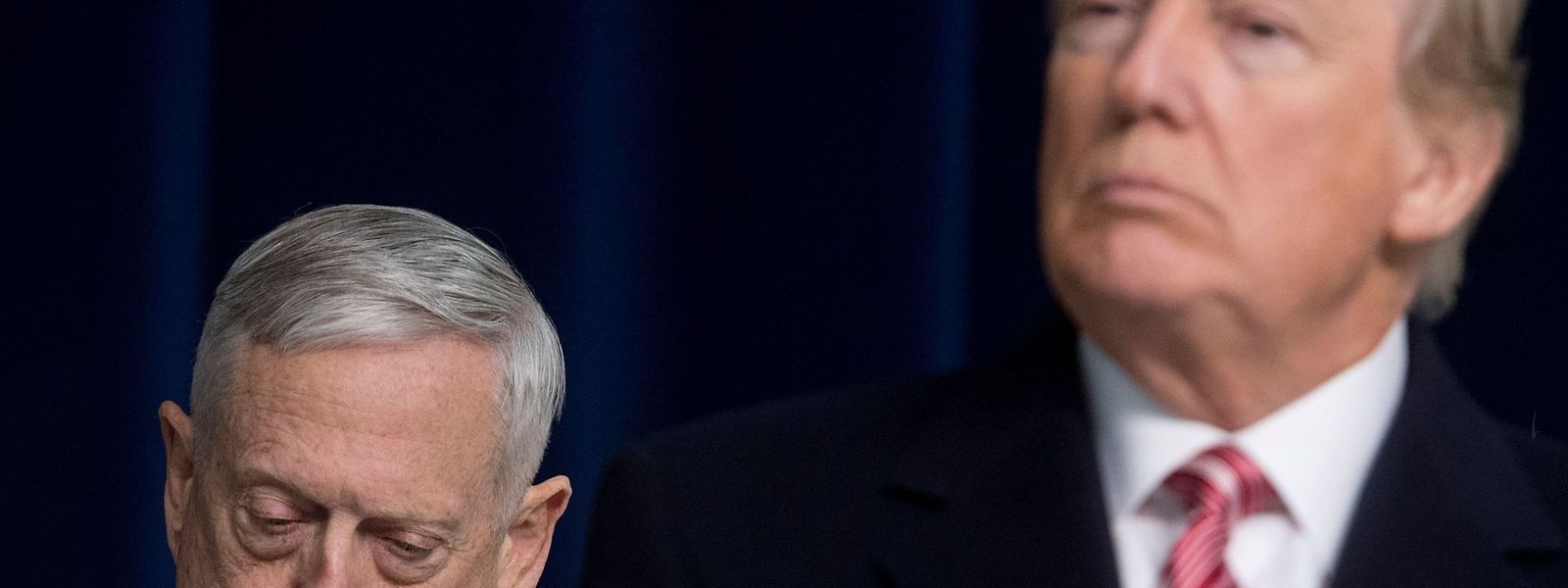 Der US-Verteidigungsminister Jim Mattis hat wegen unüberbrückbarer Differenzen mit Präsident Donald Trump seinen Rücktritt eingereicht. Trumps Entscheidung, die US-Truppen aus Syrien abzuziehen, dürfte das Fass zum Überlaufen gebracht haben. 