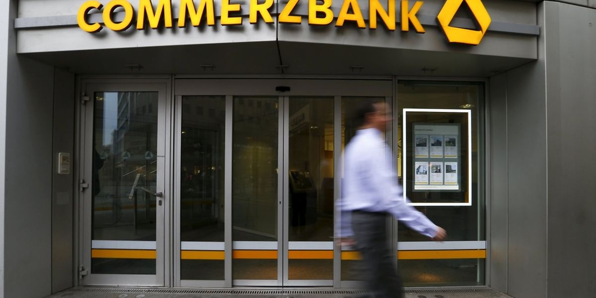 Sparplane Commerzbank Will 9000 Stellen Und Dividende Streichen