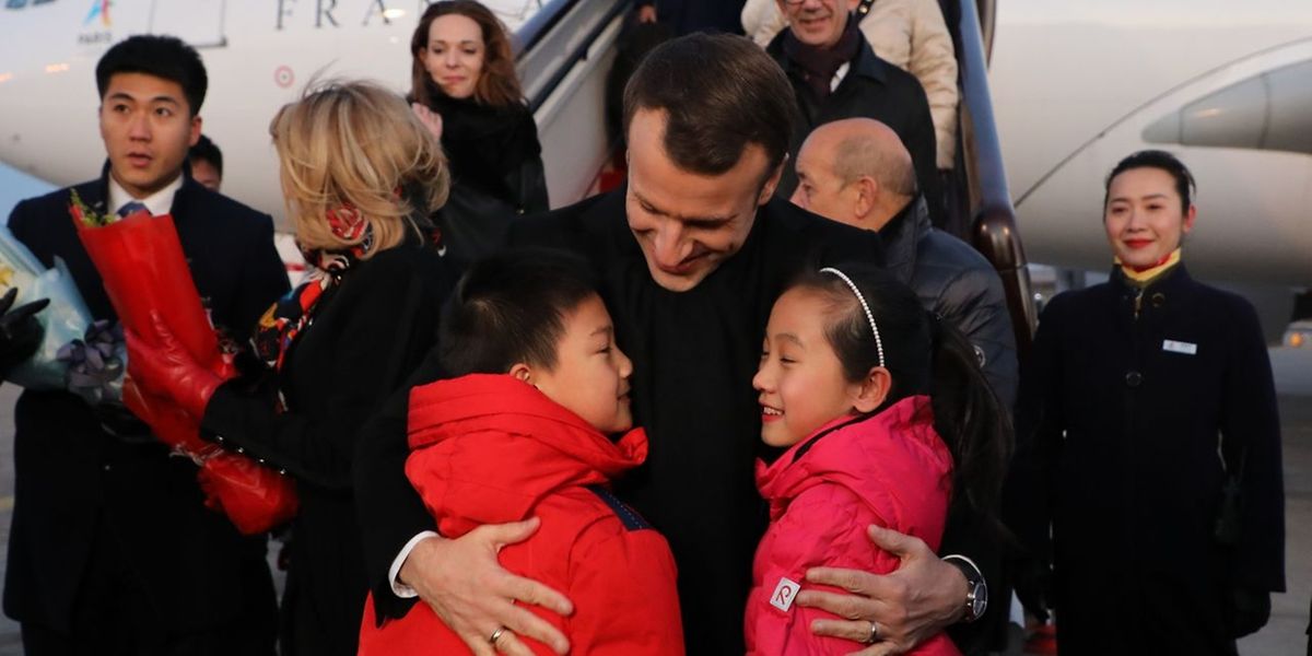 Emmanuel Macron und seine Ehefrau Brigitte wurden in Peking herzlich von Kindern empfangen.