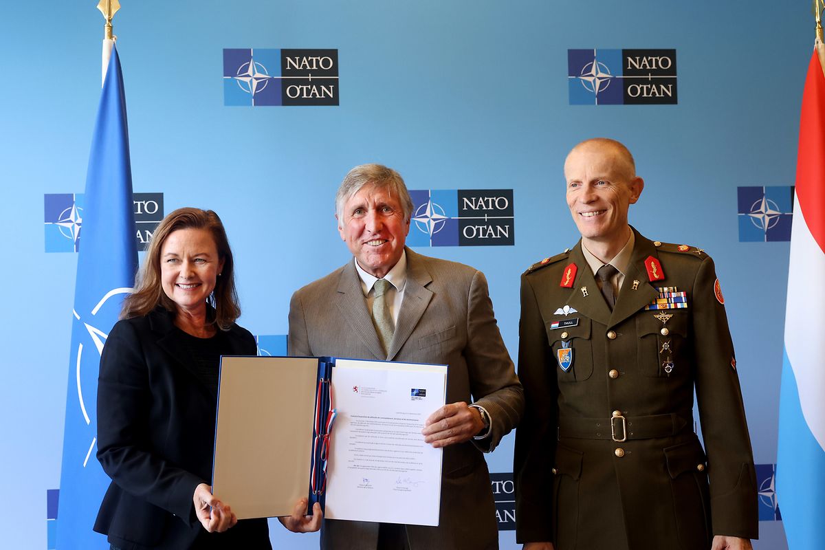 Stacy Cummings (à gauche), la directrice générale de la NSPA, le ministre de la Défense François Bausch (au milieu) et le général Steve Thull (à droite) après la signature du contrat. 