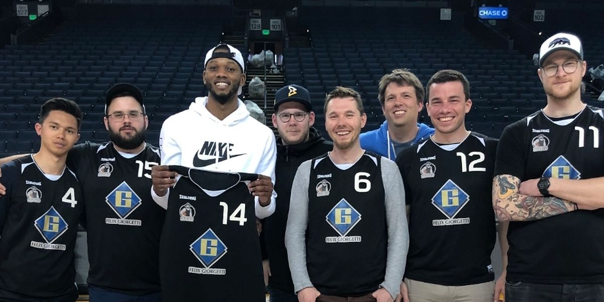 Christophe Ney (3.v.r.) trainierte bei den East Side Pirates den jetzigen NBA-Spieler Alfonzo McKinnie (3.v.l.).