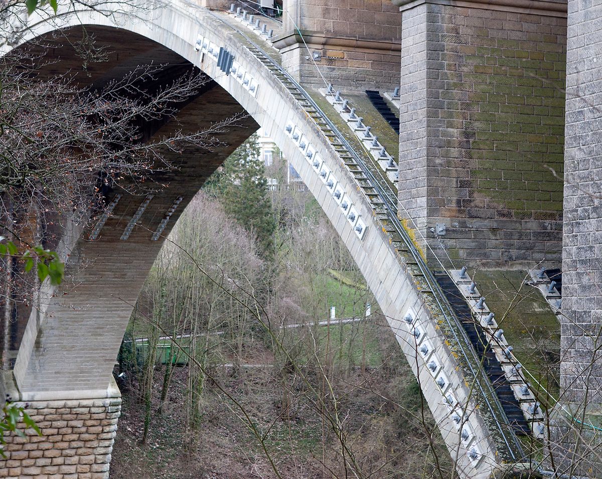 Im Jahr 2003 wurde die Brücke mit 258 Eisenstangen stabilisiert. 2010 wurden die Stangen ersetzt.