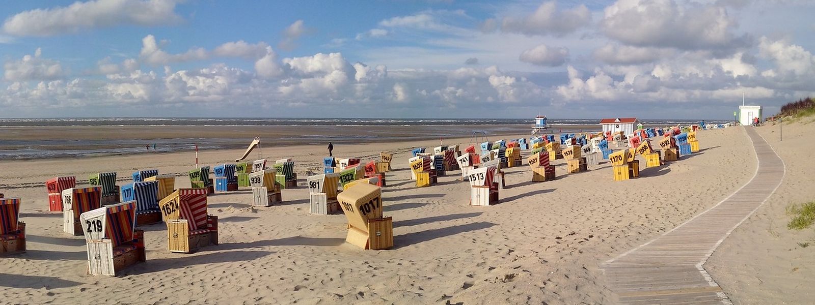 Ein Strand auf der deutschen Nordsee-Insel Langeoog. Eine dort wohnhafte Familie sieht ihre Heimat und ihr Hotel-Restaurant durch den steigenden Meeresspiegel bedroht.