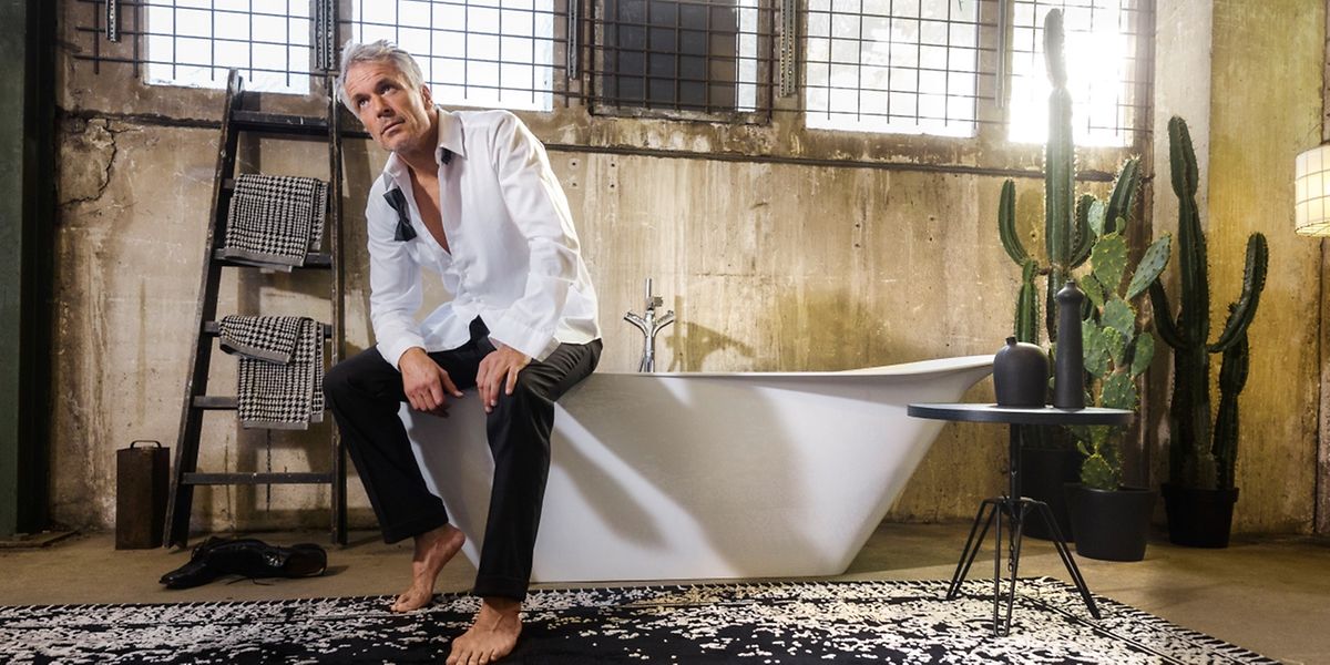 Kein Vergleich zu früher: Burgbad setzt seine Badewanne in einen Raum im Industrie-Schick in Szene.
