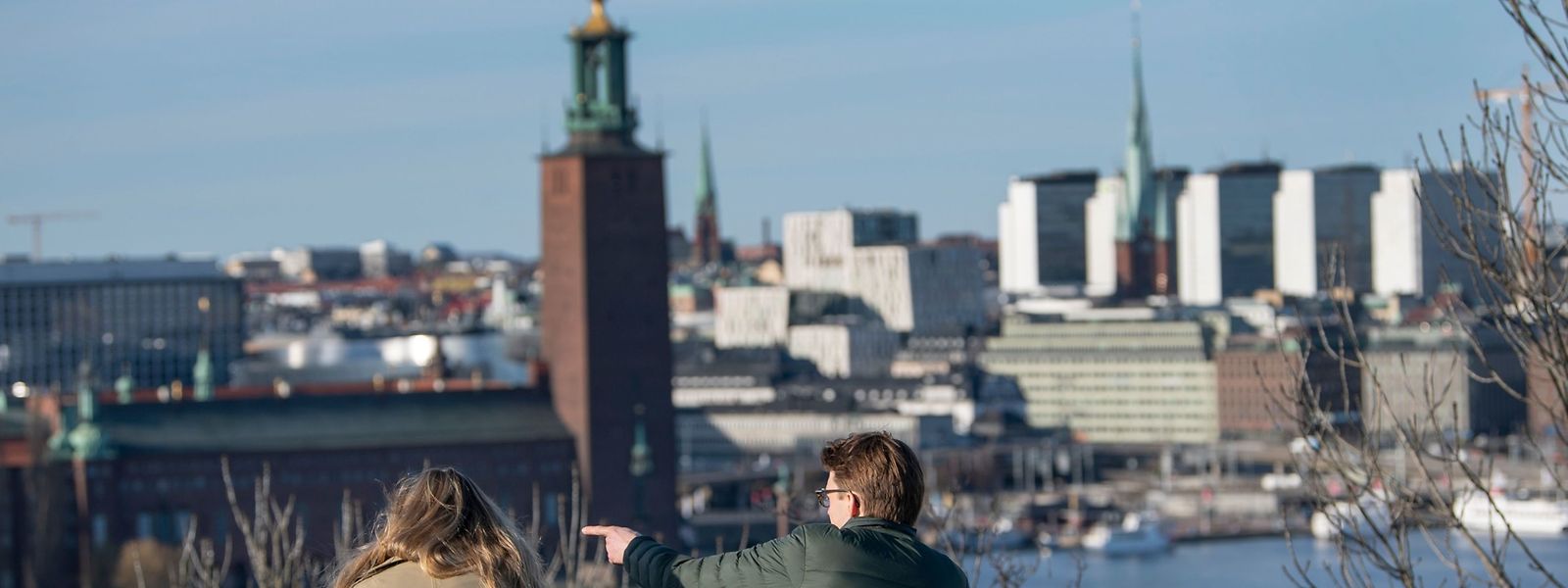 In Stockholm genießen viele Menschen trotz Corona die warmen Frühlingstemperaturen.