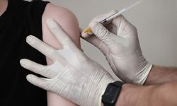 ARCHIV - 08.06.2021, Nordrhein-Westfalen, Köln: Der Hausarzt Tim Koop impft in seiner Praxis einen Jugendlichen mit dem Serum von Biontech/Pfizer. In der Debatte um Corona-Impfungen für Kinder und Jugendliche setzt sich die Ständige Impfkommission (Stiko) zunehmend gegen Druck aus der Politik zur Wehr. (zu dpa «Impfkommission wehrt sich gegen Söder in Debatte zum Kinder-Impfen») Foto: Oliver Berg/dpa +++ dpa-Bildfunk +++