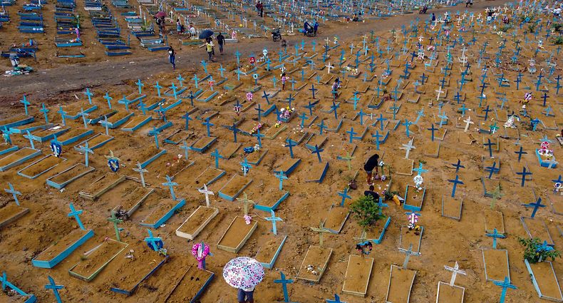 O Brasil é um dos países mais afetados pela pandemia em todo o mundo, com mais de 461.000 mortos.