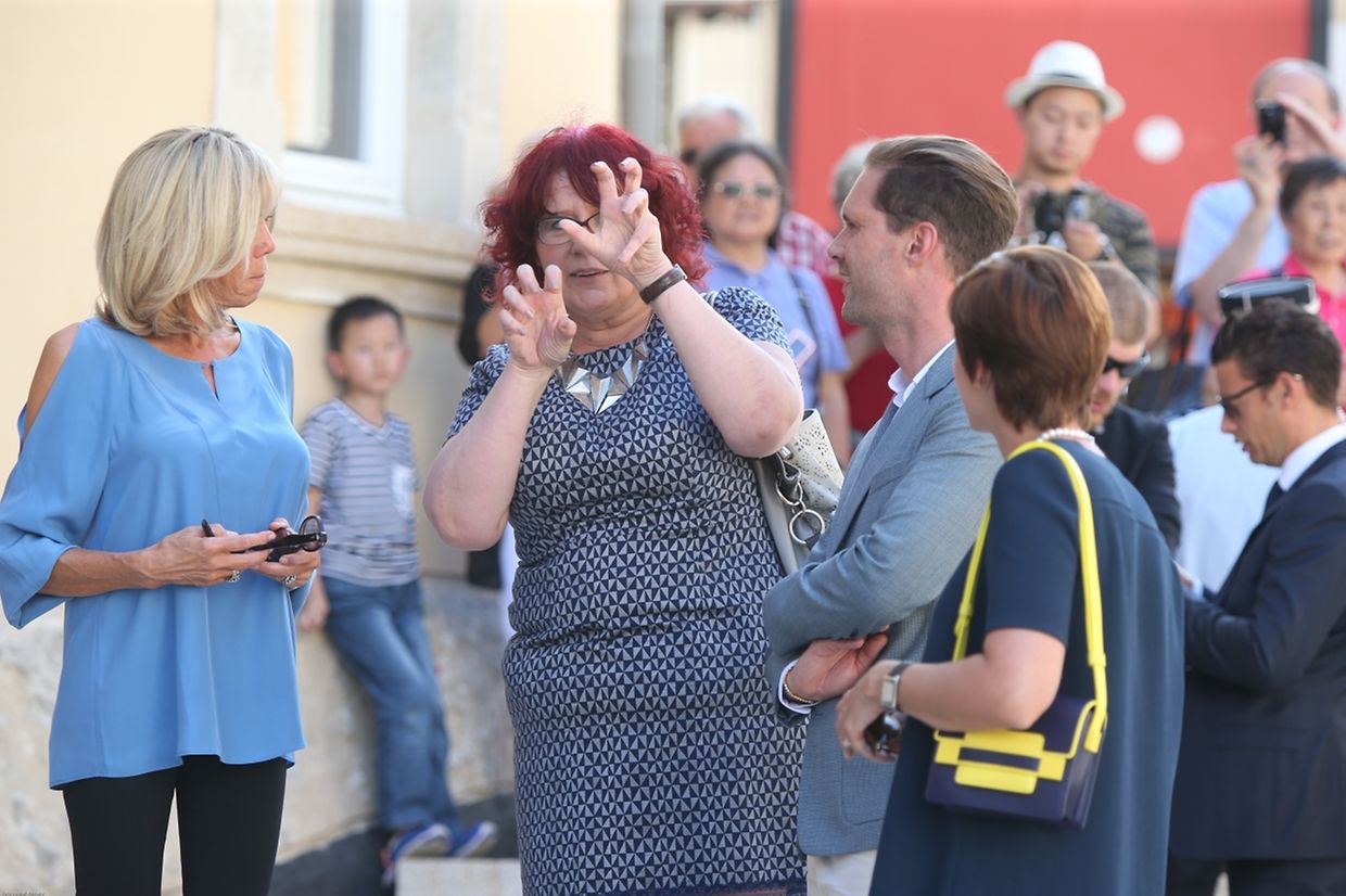 Gauthier Destenay, Brigitte Macron et Amélie Derbaudrenghien se promènent à Luxembourg