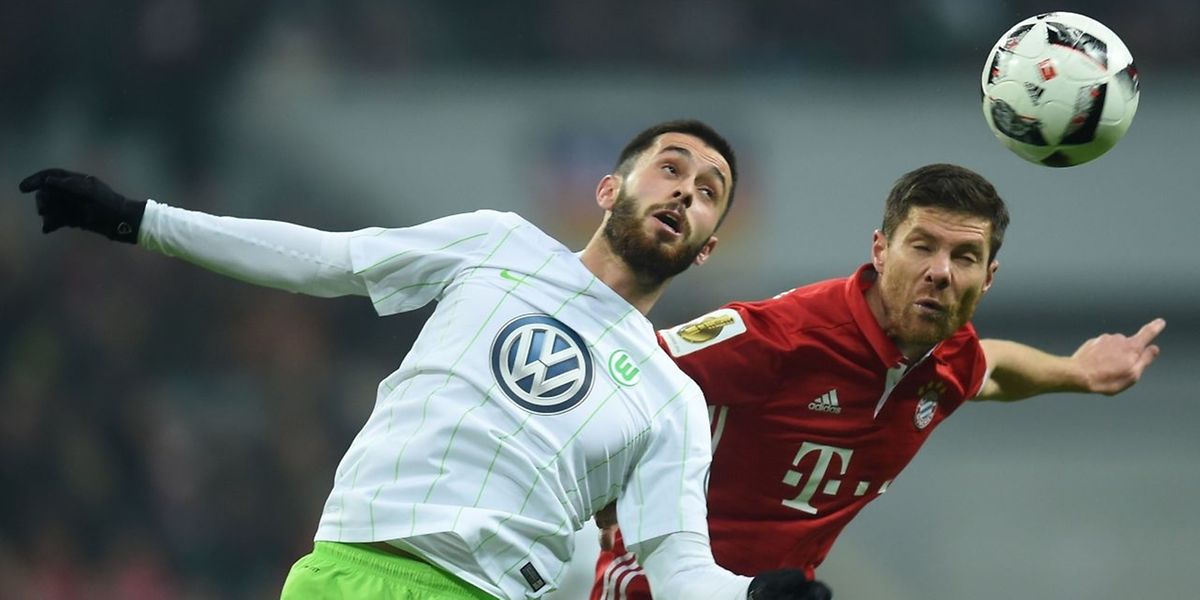 Xabi Alonso und Yunus Malli (Wolfsburg, l.) kämpfen um den Ball.
