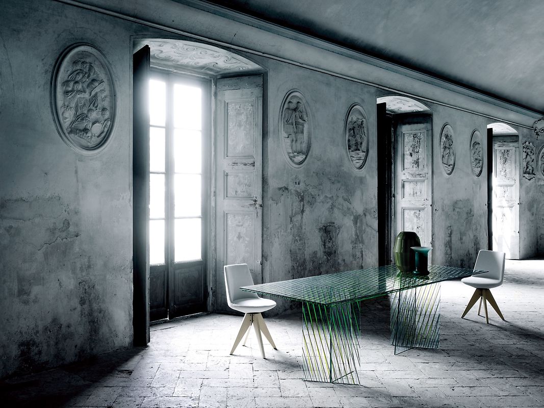 Die spanische Designerin Patricia Urquiola hat für den Hersteller Glas Italia den Tisch Crossing entworfen. Durch ein spezielles Beschichtungsverfahren werden die einzelnen Glaselemente versetzt überlagert und zusammengebaut, so dass ein grafischer Effekt entsteht.