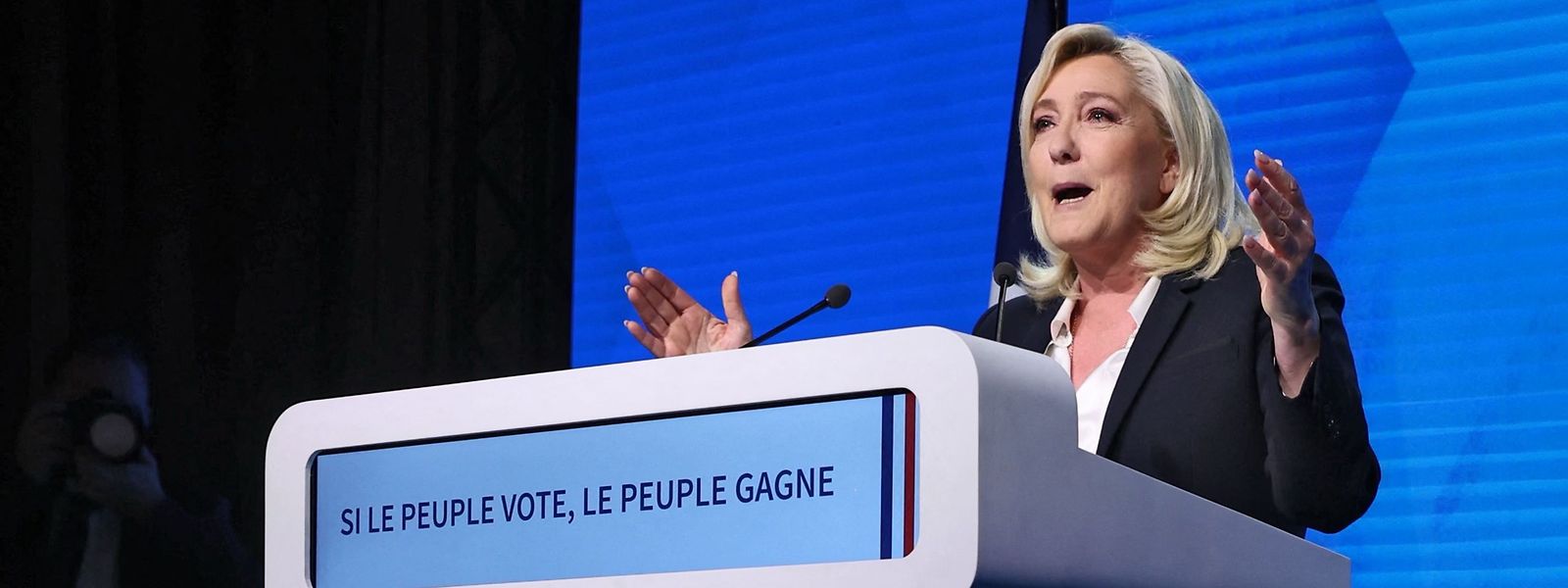 Marine Le Pen a appelé dimanche à une «grande alternance dont (la) France a besoin» après sa qualification pour le second tour de l'élection présidentielle.