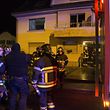 Der Brand hatte sich in der ersten Etage eines Mehrfamilienhauses ausgebreitet. Eine Person musste ins Krankenhaus gebracht werden.