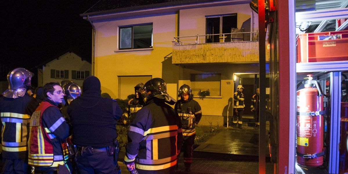Der Brand hatte sich in der ersten Etage eines Mehrfamilienhauses ausgebreitet. Eine Person musste ins Krankenhaus gebracht werden.