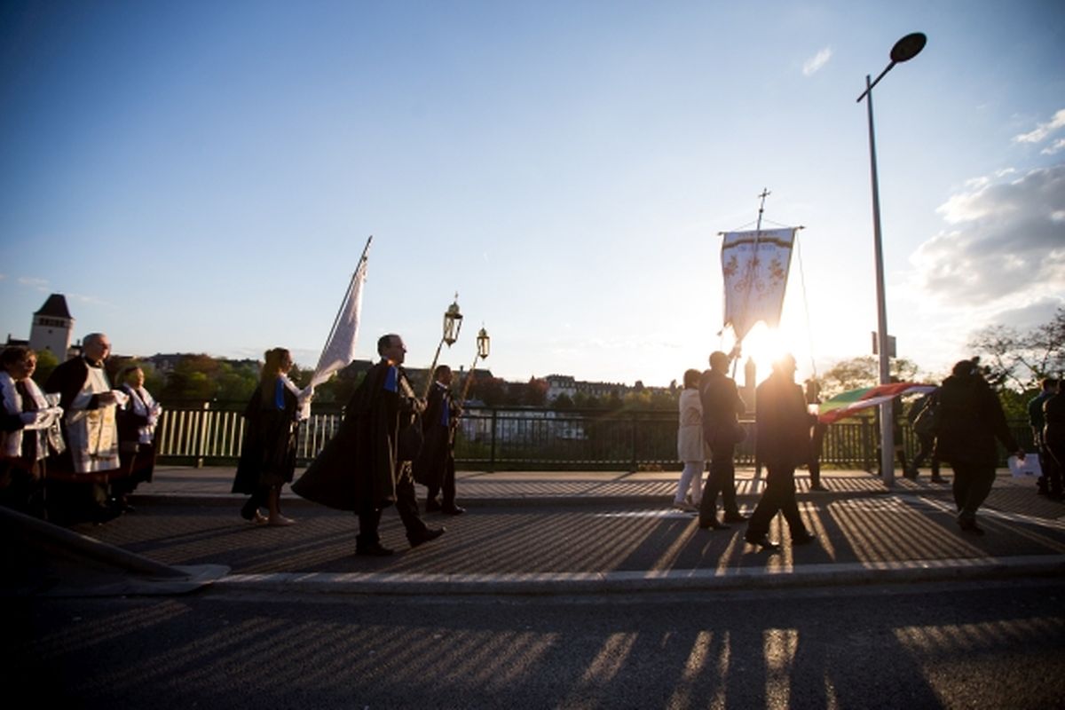 Lichterprozession von der Herz-Jesu-Kirche zur Kathedrale.