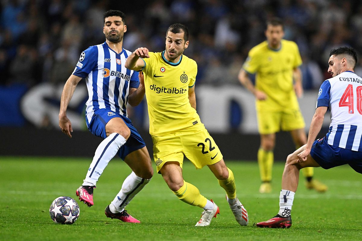 Portos Mehdi Taremi (l.) im Duell mit Inters Henrikh Mkhitaryan.