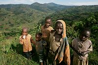 Ungewisse Zukunft für die Kinder von Ruanda: Der Völkermord in Ruanda reiht sich in die Liste der Schrecken des 20. Jahrhunderts ein. Zahlreiche Überlebende sind auch 15 Jahre danach noch traumatisiert.(FOTO: GUY WOLFF) - 15 Jahre nach dem Völkermord in Ruanda - Versinken in Hass und Blut - Menschliche Tragödie prägt das ?Land der tausend Hügel? bis heute

Les enfants espèrent que leur pays aura un avenir prospère. (PHOTO: GUY WOLFF) - Sur le chemin de la normalisation après le génocide - Les précédents scrutins depuis l'arrivée au pouvoir en 1994 au FPR, l'ex-rébellion tutsie
Mit kindlichem Vorwitz und einer Prise Übermut blicken die ruandischen Kinder in die Linse des Fotografen Guy Wolff. - Ausstellung im Espace Royal-Monterey - Der Chronist mit der Kamera - Guy Wolffs fotografische Dokumentation über das Ruanda von gestern und heute

RWANDA, EXPOSITION REGARDS SUR LE RWANDA, PHOTO GUY WOLFF,