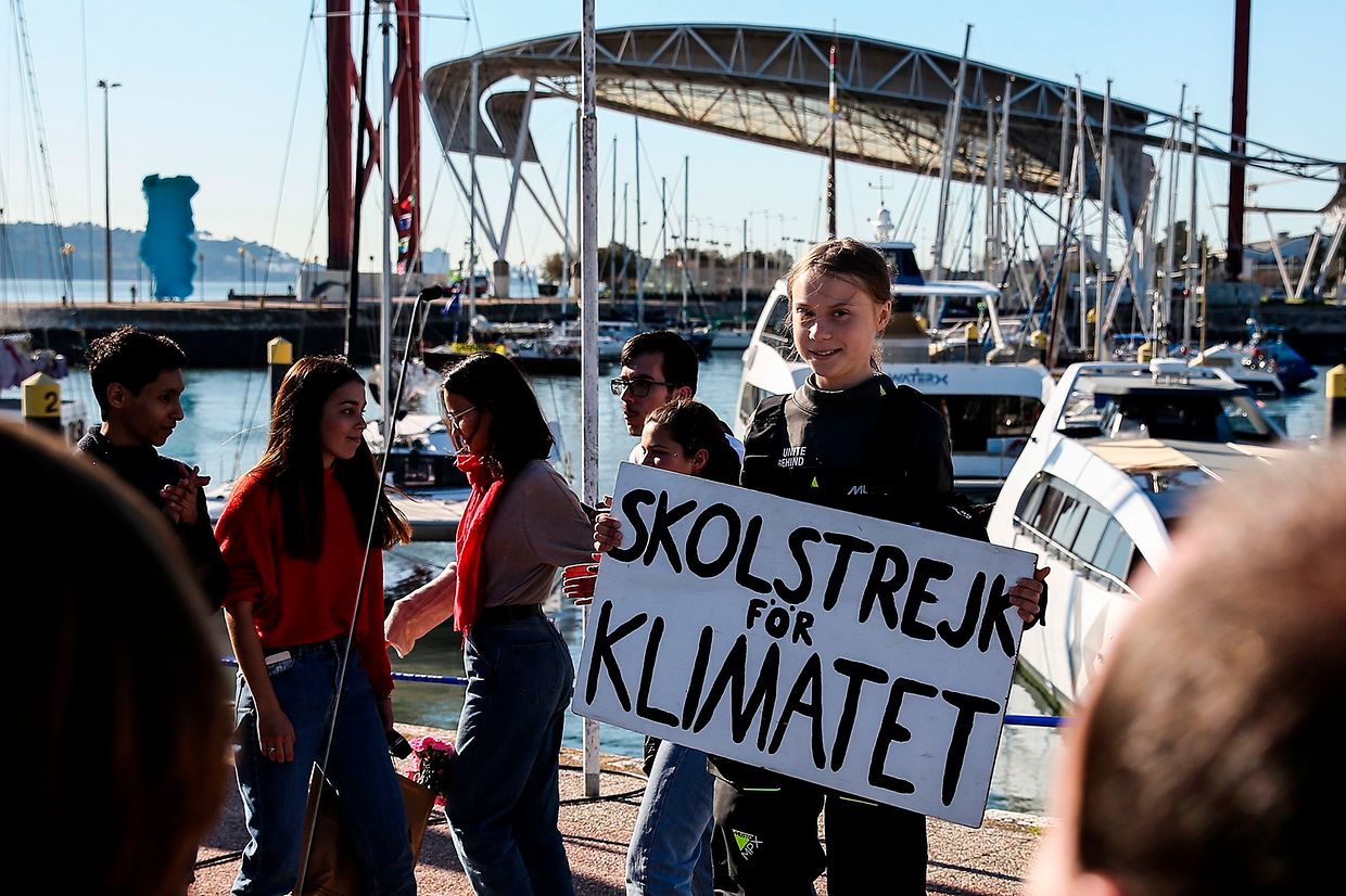 Greta Thunberg hält ein Schild mit der Aufschrift "Schulstreik fürs Klima".