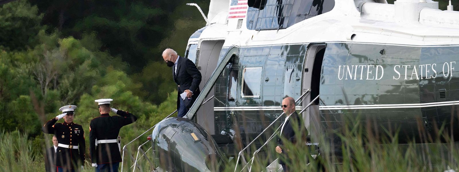 Biden beim Verlassen des Präsidentenhubschraubers in Cape Henlopen State Park in Rehoboth Beach, Delaware.