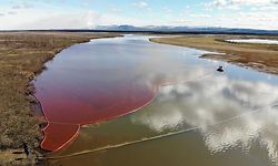 This handout photograph taken and released by the Marine Rescue Service of Russia on June 3, 2020, shows a large diesel spill in the Ambarnaya River outside Norilsk. - Russian President Vladimir Putin on June 3 ordered a state of emergency and criticised a subsidiary of metals giant Norilsk Nickel after a massive diesel spill into a Siberian river.
The spill of over 20,000 tonnes of diesel fuel took place on May 29, 2020. A fuel reservoir collapsed at a power plant near the city of Norilsk, located above the Arctic Circle, and leaked into a nearby river. (Photo by Handout / Marine Rescue Service / AFP) / RESTRICTED TO EDITORIAL USE - MANDATORY CREDIT "AFP PHOTO / MARINE RESCUE SERVICE OF RUSSIA " - NO MARKETING - NO ADVERTISING CAMPAIGNS - DISTRIBUTED AS A SERVICE TO CLIENTS