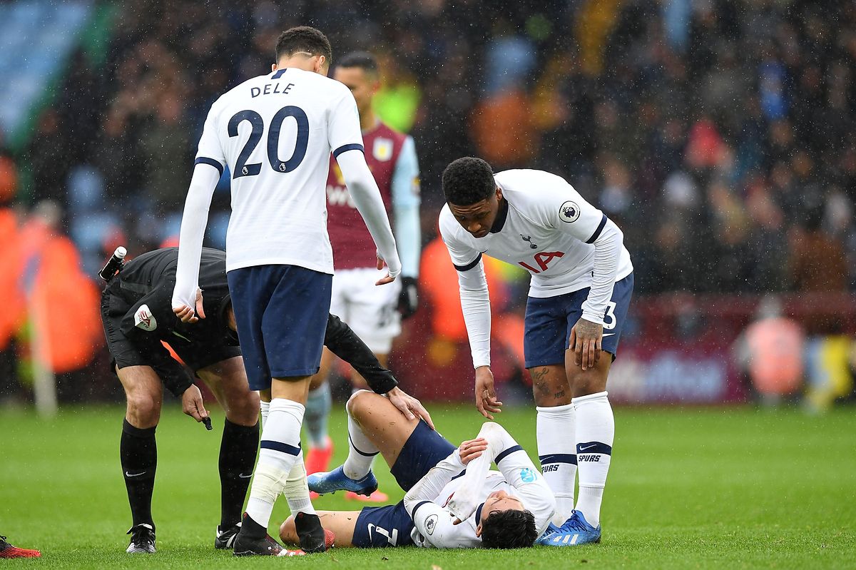 Tottenhams Angreifer Son Heung-Min (am Boden) bricht sich gegen Aston Villa den Arm.