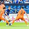 13.08.2021, Nordrhein-Westfalen, Gelsenkirchen: Fußball: 2. Bundesliga, FC Schalke 04 - Erzgebirge Aue, 3. Spieltag in der Veltins-Arena. Schalkes Torschütze zum 1:0, Dominick Drexler (2.v.l.), kämpft mit Clemens Fandrich (l) von Erzgebirge Aue und Dirk Carlson (2.v.r.) von Erzgebirge Aue um den Ball. Foto: Marcel Kusch/dpa - WICHTIGER HINWEIS: Gemäß den Vorgaben der DFL Deutsche Fußball Liga bzw. des DFB Deutscher Fußball-Bund ist es untersagt, in dem Stadion und/oder vom Spiel angefertigte Fotoaufnahmen in Form von Sequenzbildern und/oder videoähnlichen Fotostrecken zu verwerten bzw. verwerten zu lassen. +++ dpa-Bildfunk +++