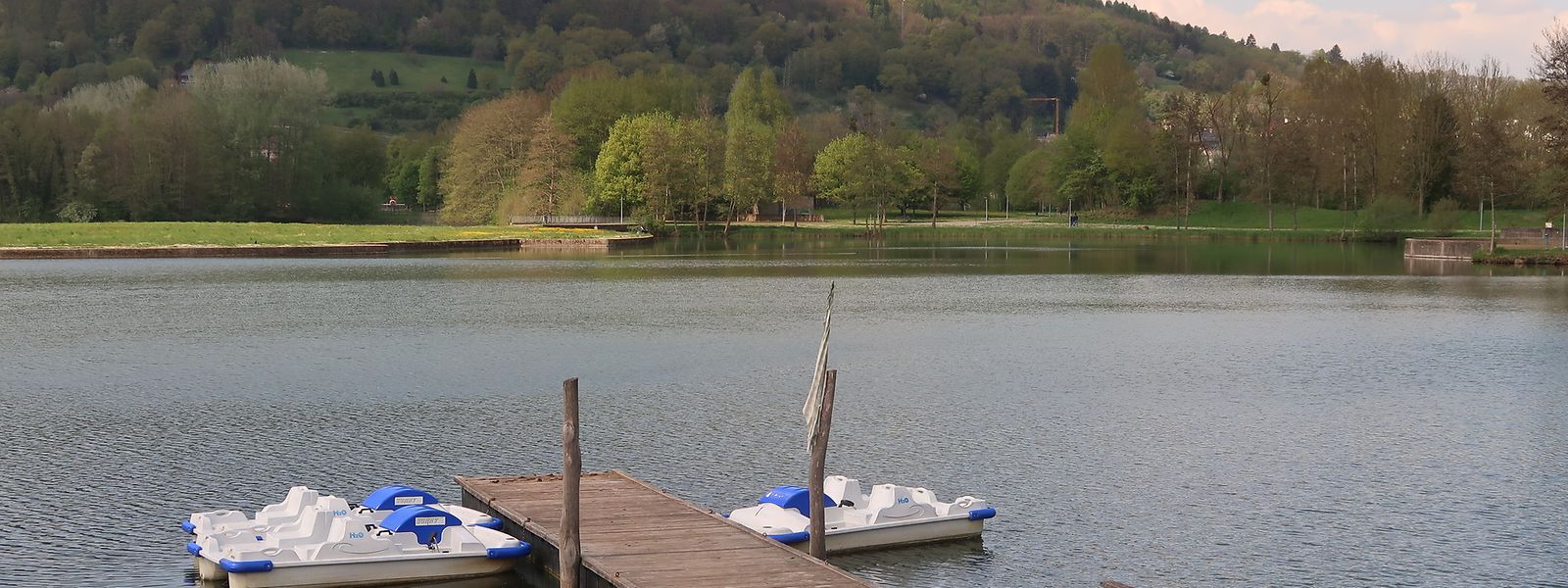 Bojen sollen den Schwimmbereich (rechts neben dem Tretbootverleih) vom Rest des Sees abtrennen.