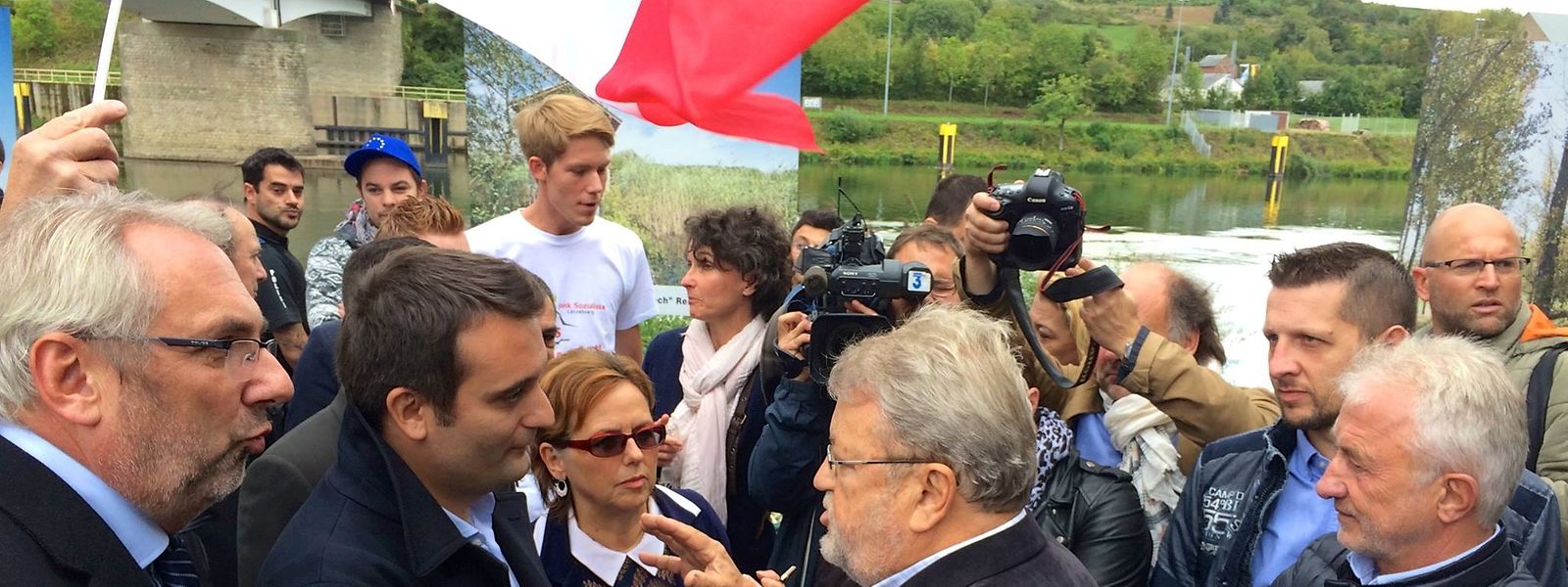 Robert Goebbels beim Wortfgefecht mit Philippot (links).