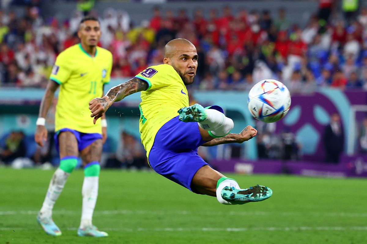  Brasiliens Dani Alves agiert oft spektakulär.