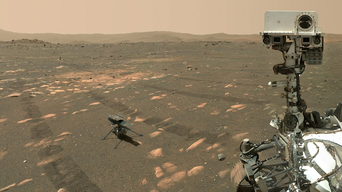 Dieses Handout der US-Raumfahrtbehörde Nasa zeigt den US-Rover «Perseverance» (r) neben dem Mini-Hubschrauber «Ingenuity» auf dem Mars.