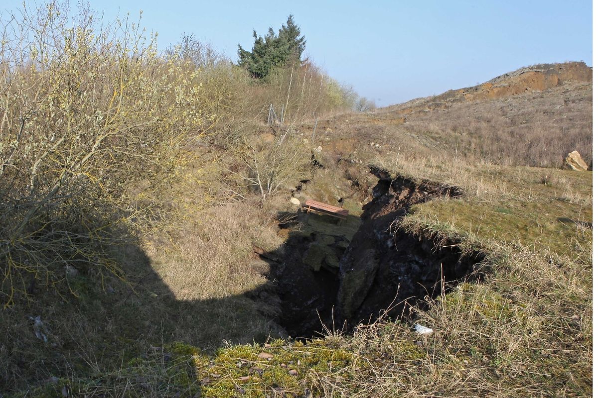 Wo vorher Wanderwege verliefen, droht jetzt akute Gefahr.