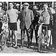 1922. Nicolas Frantz gagne le Tour de Belgique sur un vélo AKOR. De gauche à droite : Pierre Echternach, Nicolas Frantz, Arnold Kontz I.