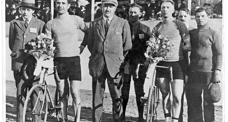1922. Nicolas Frantz gagne le Tour de Belgique sur un vélo AKOR. De gauche à droite : Pierre Echternach, Nicolas Frantz, Arnold Kontz I.