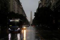 Photo released by Noticias Argentinas showing downtown Buenos Aires on June 16, 2019 during a power cut. - A massive outage blacked out Argentina and Uruguay Sunday, leaving both South American countries without electricity, power companies said. (Photo by Juan VARGAS / AFP) / Argentina OUT / RESTRICTED TO EDITORIAL USE - MANDATORY CREDIT AFP PHOTO /  NOTICIAS ARGENTINAS / Juan VARGAS - NO MARKETING - NO ADVERTISING CAMPAIGNS - DISTRIBUTED AS A SERVICE TO CLIENTS
