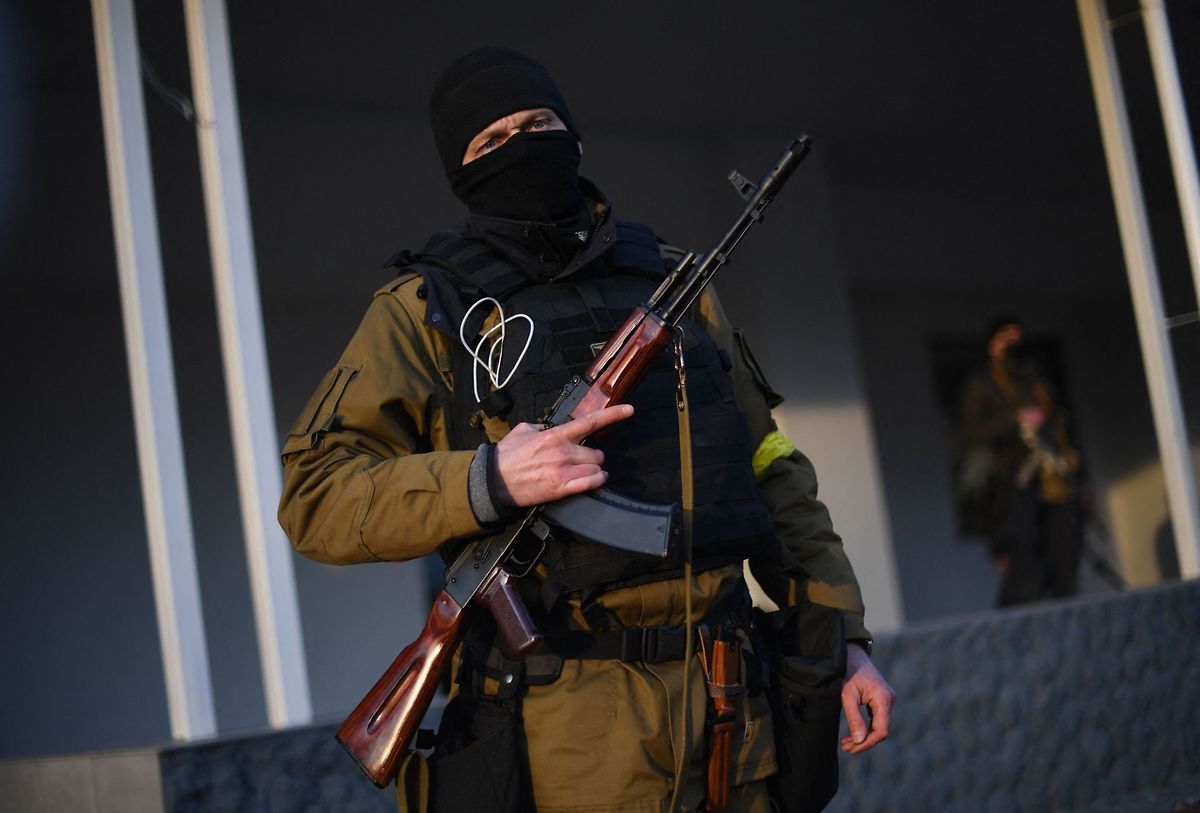 Cidadão voluntário armado, em Kiev, Ucrânia. 