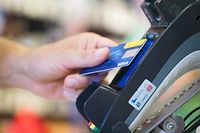 Von einer Hand in die andere: Kreditkarten ersetzen zunehmend Scheine und Münzen.