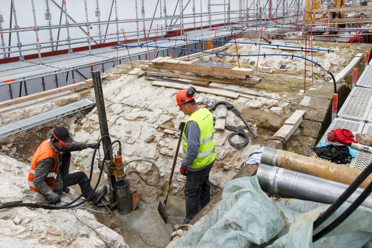 Großherzog Henri besichtigt die Sanierung des Pont Adolphe. 