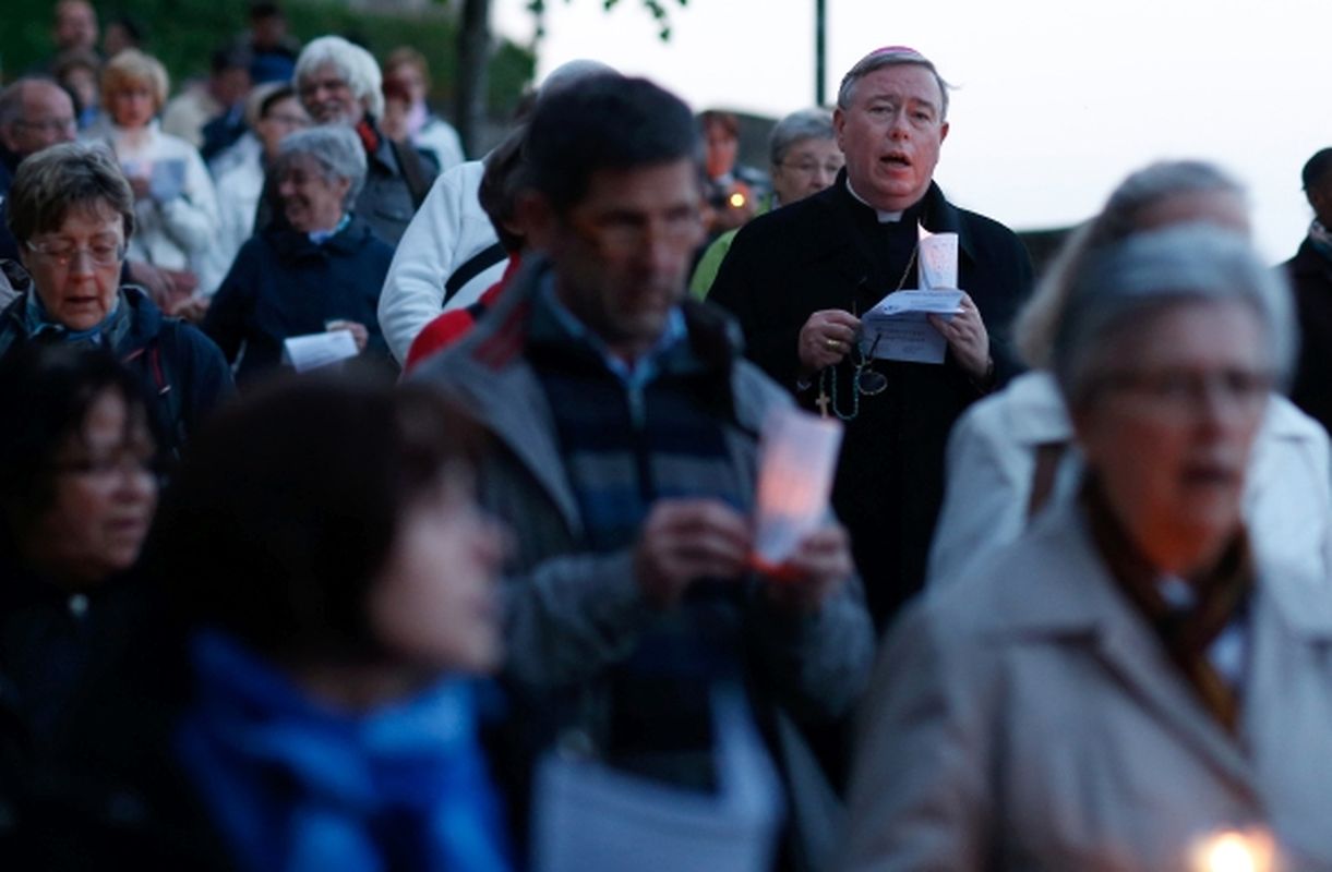 Lichterprozession von St-Michel Kirche zur Kathedrale.  